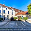 Logis Hostellerie des Clos et restaurant Bistrot des grands crus et Maison de la tour Chablis