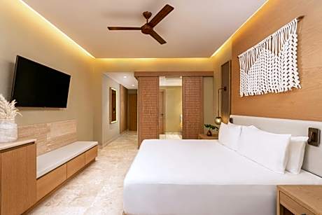 Tropical View Swim Out King Suite