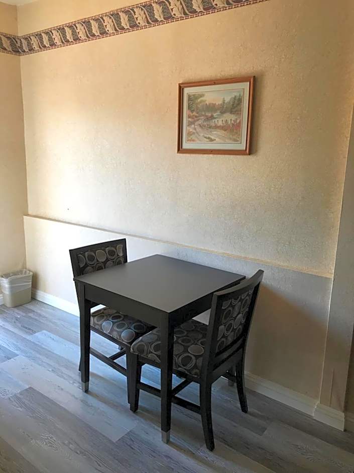 Manhattan Inn & Suites