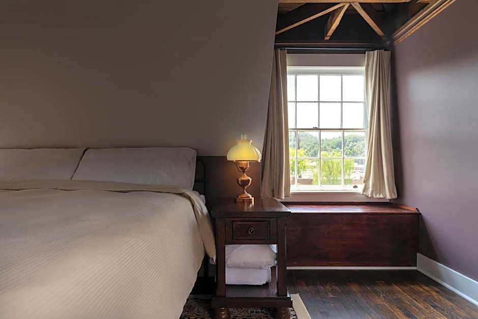 The NuWray Hotel & Carriage House