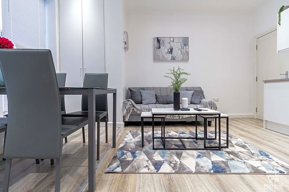 Ricky Road Guest House - Premium