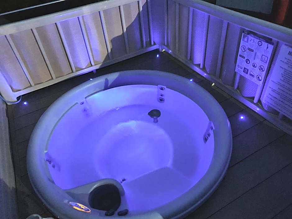 Relaxing Breaks with Hot tub at Tattershal lakes 3 Bedroom