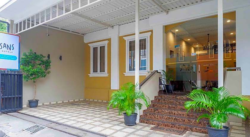 SANS Hotel Empress Simpang Lima