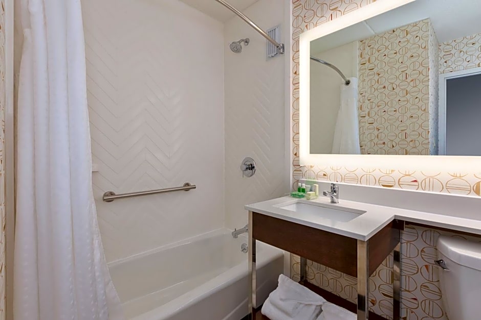 Holiday Inn Westbury-Long Island by IHG