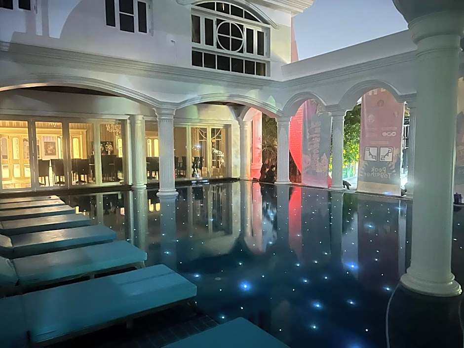 V20 Boutique Jacuzzi Hotel