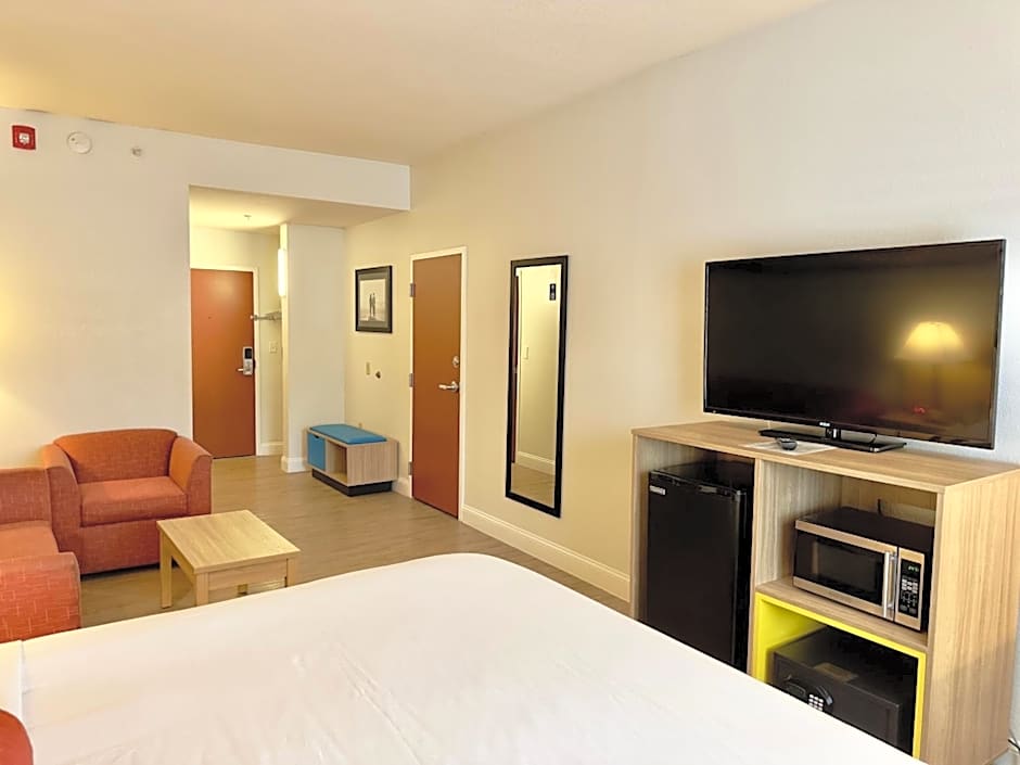 Days Inn & Suites by Wyndham Lakeland