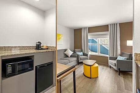 Queen Suite with Two Queen Beds and Sofa Bed - Non Smoking