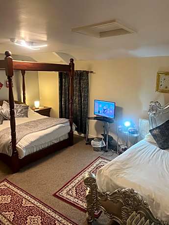 Four Poster Suite Family or Twin