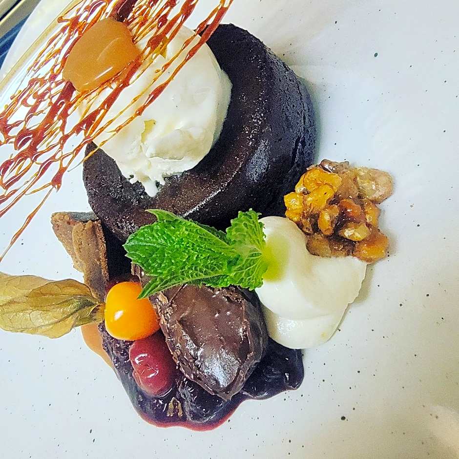 Storm Mountain Lodge Cabins Dining