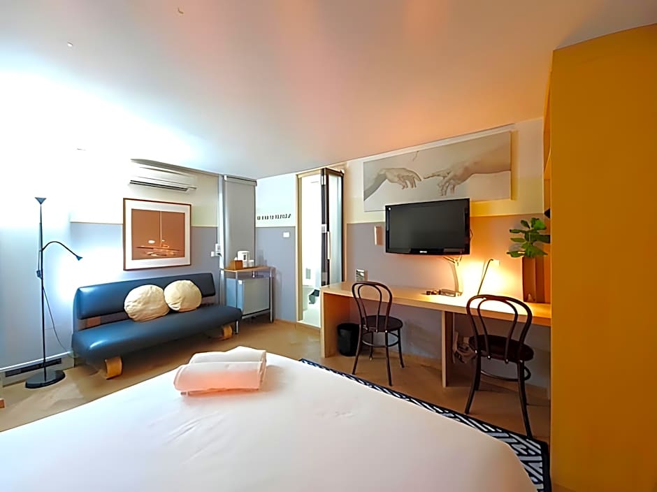 Somewhere to Escape - Hometel