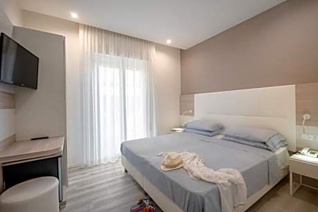 Double or Twin Room with Side Sea View