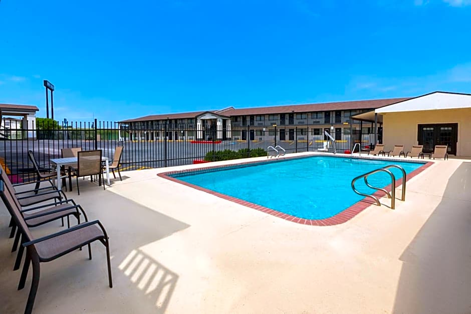 Super 8 by Wyndham Temple S. General Bruce