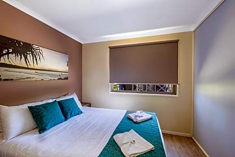 Standard One-Bedroom Cabin with Shared Bathroom (5 Adults)