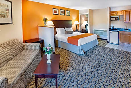 Deluxe King Suite - Non-Smoking
