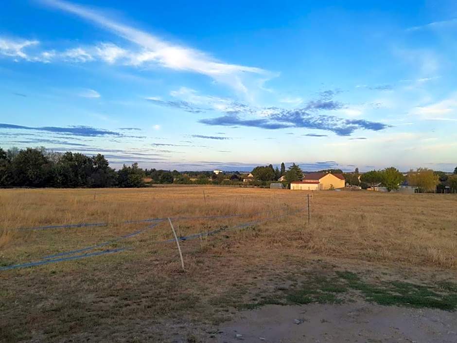 maison blanche piscine et petit déjeuner