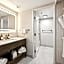 456 Embarcadero Inn & Suites