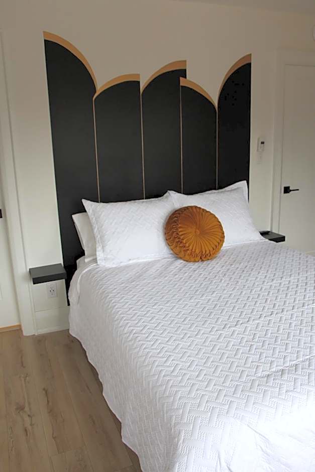 4 Guest Suite with Waterfront Views at Fancie's PEC - Suite 2