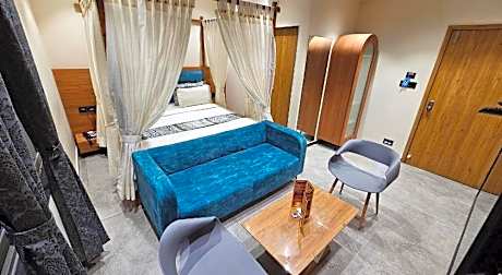 POP 81349E Hotel Ravi Palace