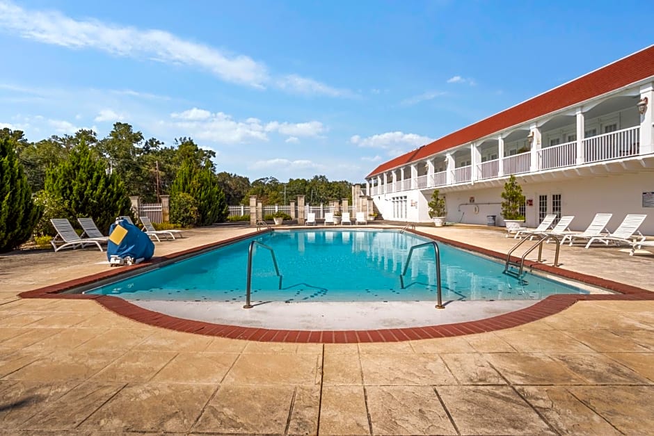 Gulf Hills Hotel & Retreat on the Water
