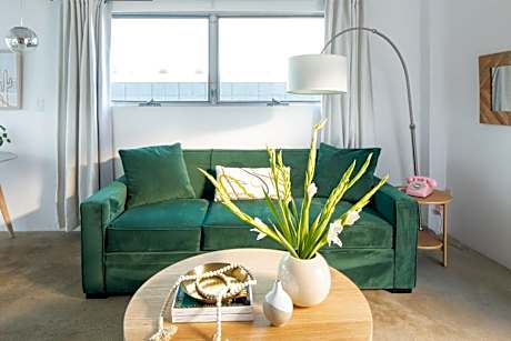 The Wesley by AvantStay Mid-Century Modern Oasis with Pool