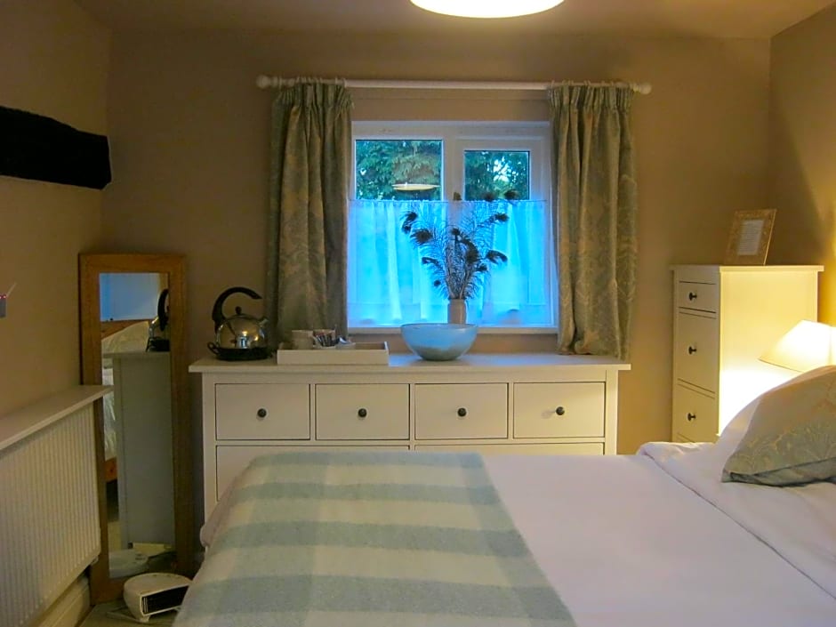 THE MOATS - CODDINGTON A small private thatched cottage B&B located in quiet countryside between Ledbury and Malvern - convenient for the Malvern Three Counties Showground and 5 miles from excellent shops restaurants and Ledbury Poetry Festival