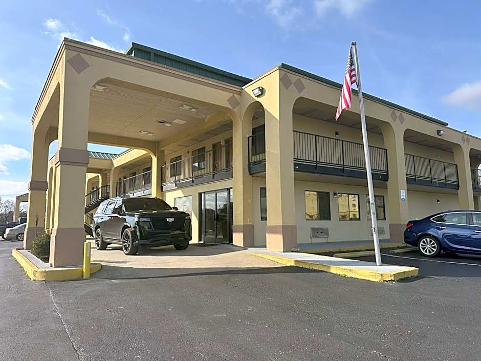 Econo Lodge Inn & Suites Southeast