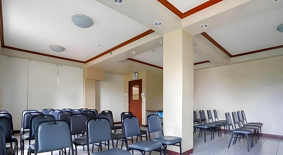 OYO 210 Apple Tree Suites