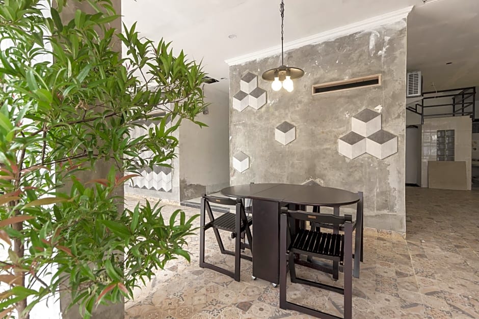 RedDoorz Plus @ Cipete Damai