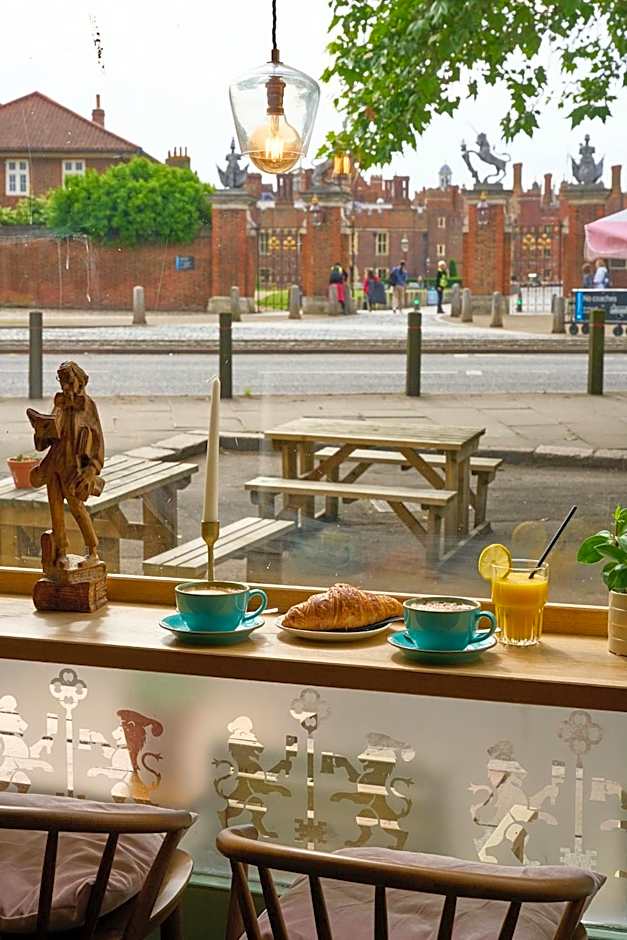 The Mitre, Hampton Court