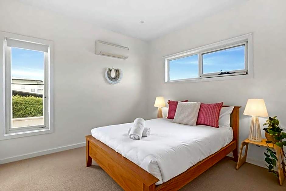 Central Torquay Townhouse 350m to the sand