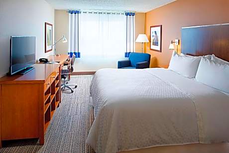 King Room with Adapted Tub - Mobility Accessible