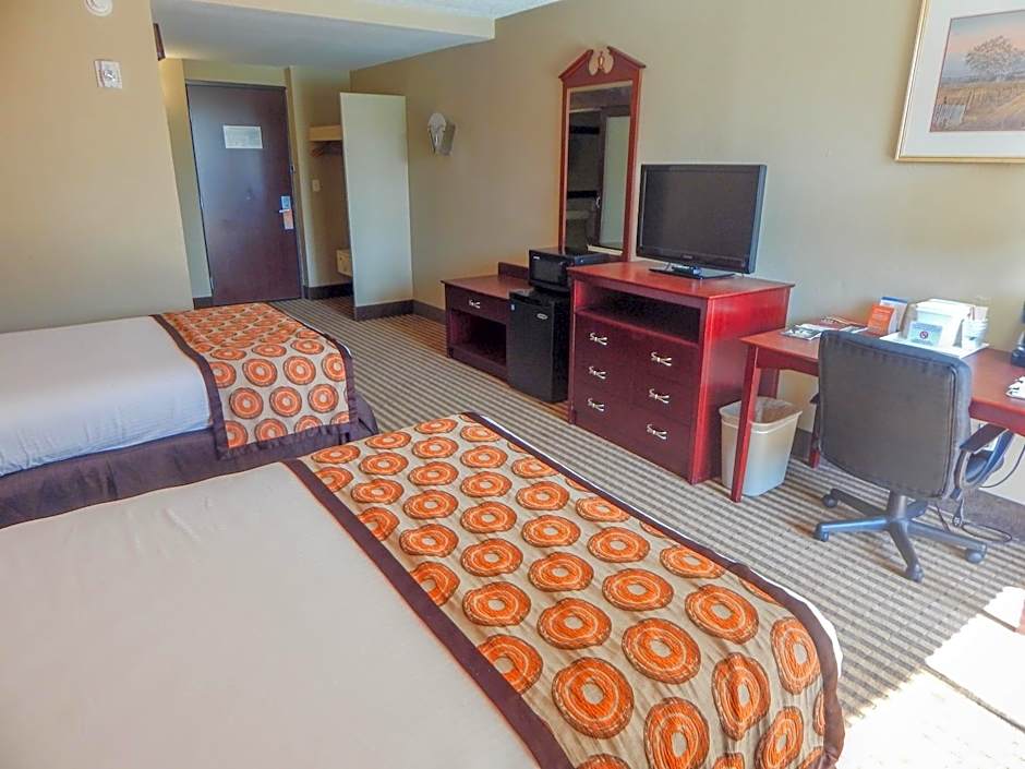 Howard Johnson by Wyndham Arlington Ballpark / Six Flags