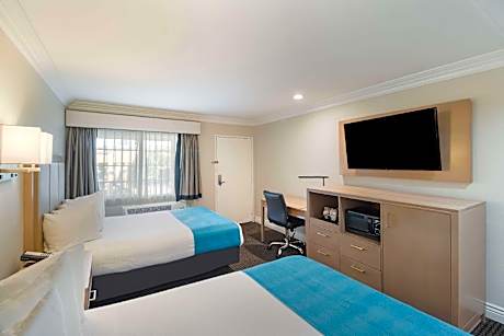 Two-Room Queen Suite with Two Queen Beds and Sofa Bed - Non-Smoking