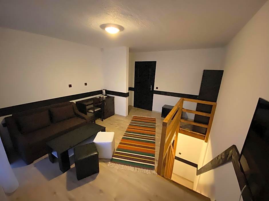 Апартхотел "Старият Град" в етнографски комплекс