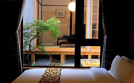 Quadruple Room with Private Bathroom