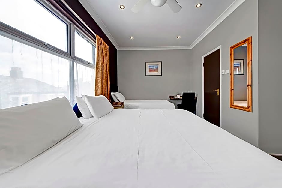 OYO Bostons Manor Hotel