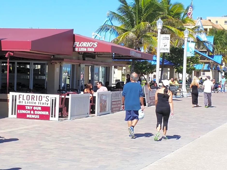 Hollywood Broadwalk Oceanside Hotel