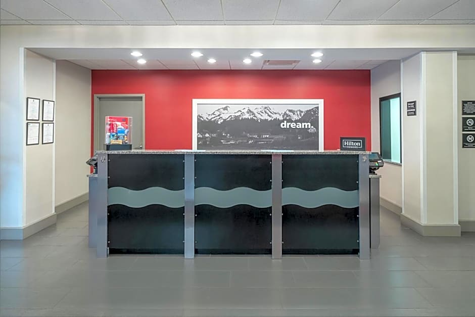 Hampton Inn & Suites Roanoke Airport