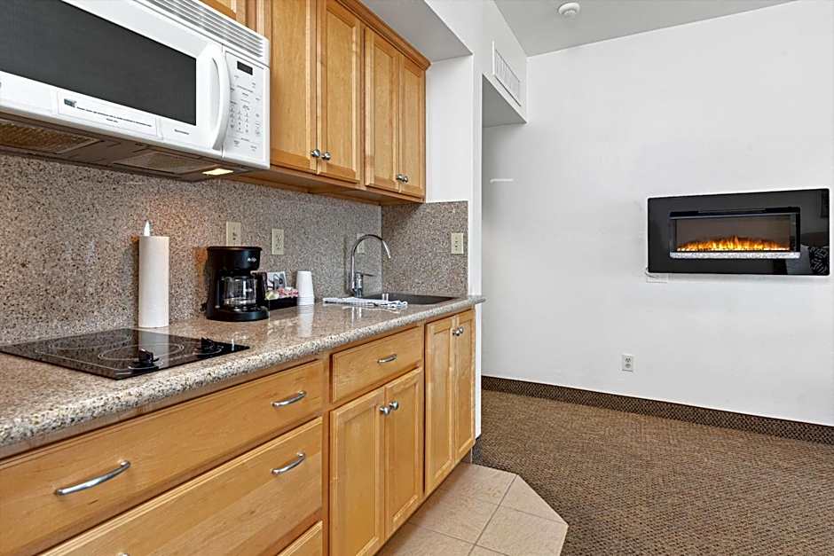 Beach House Inn & Suites