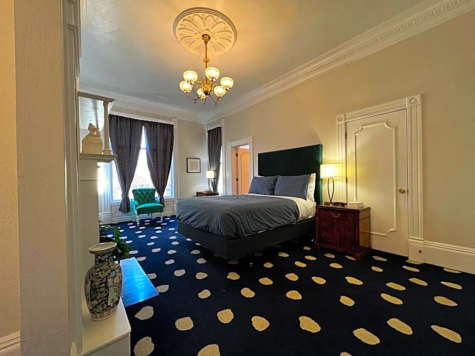 Sterling Hotel