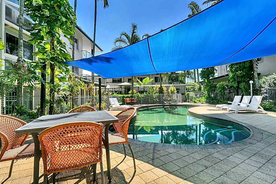 Cairns Reef Apartments & Motel