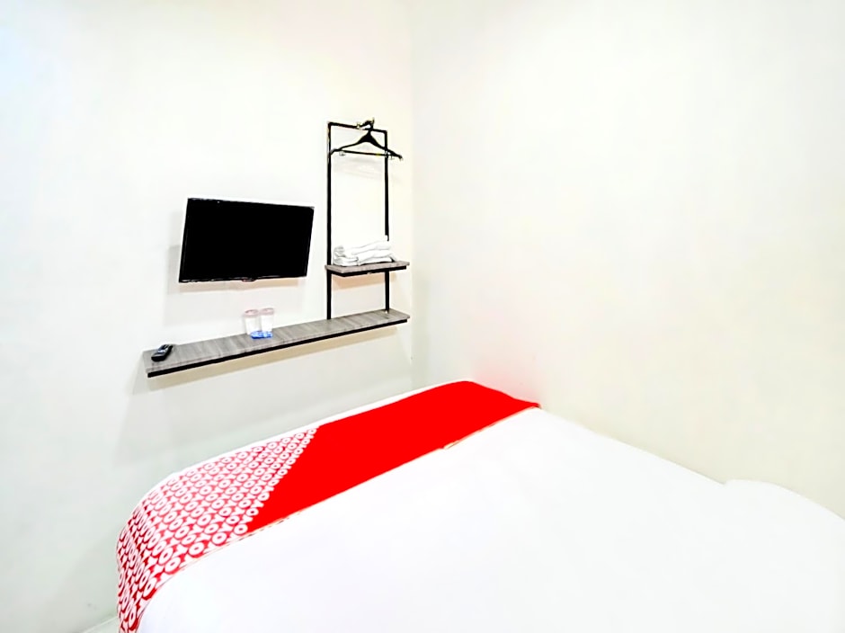 Vaccinated Staff - OYO 90048 Teratai Bekasi Guesthouse