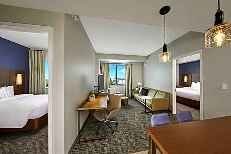 2 Bedroom Suite, Bedroom 1: 1 King, Bedroom 2: 1 Queen