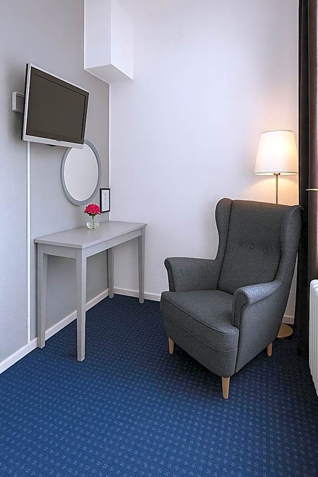 Photo 1 of 5 of Single Room