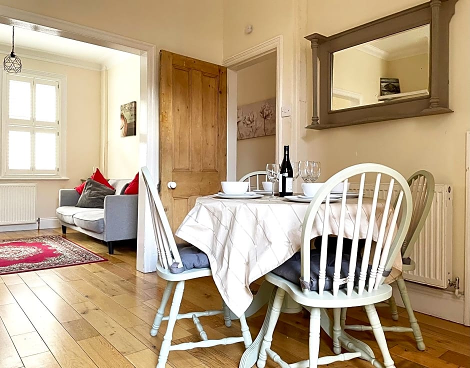 Riverside Lodge - Quaint Victorian Home By The River