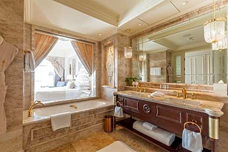 Grand Ocean King Room with Balcony and Ocean View
