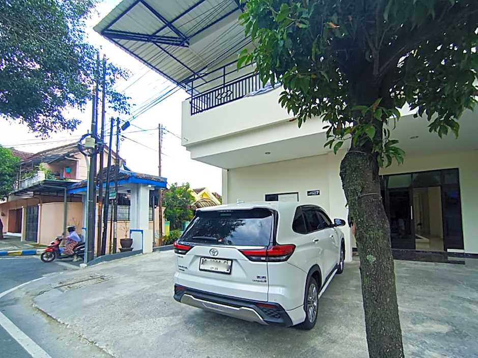 De Corner 2 Madiun RedPartner – Madiun, MO