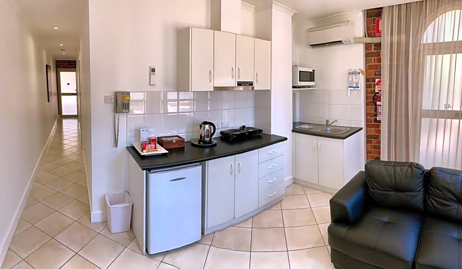 Ensenada Motor Inn and Suites