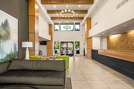 Oxford Suites Redding