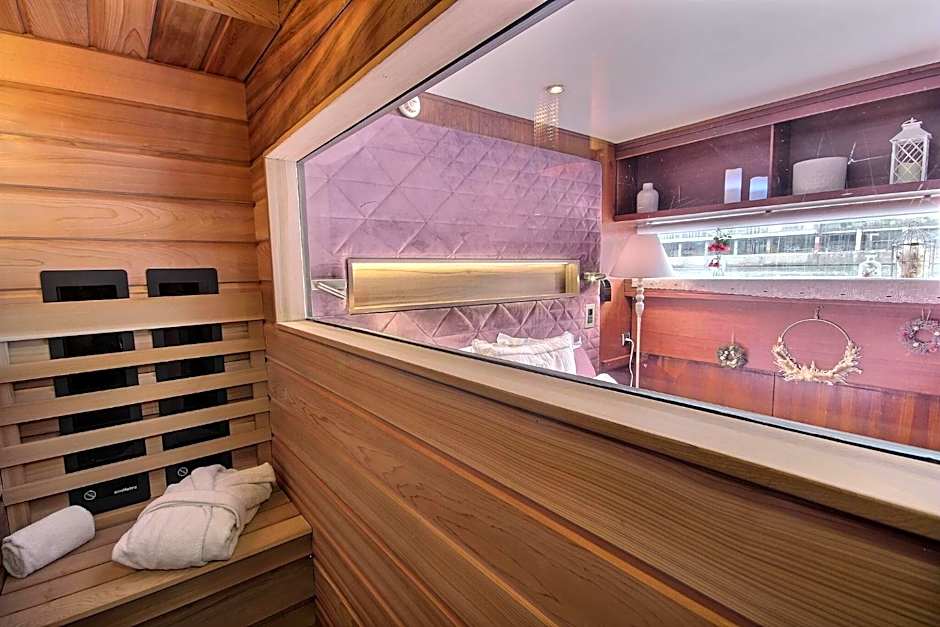 Le VIP Paris - Yacht Hotel